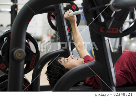 トレーニングをする男性 トレーニングをする男性 62249521
