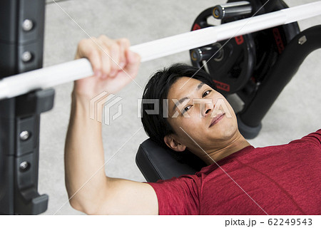 トレーニングをする男性　カメラ目線 62249543