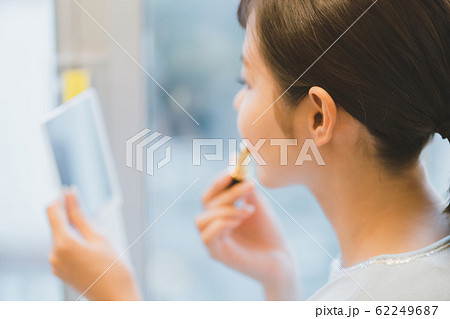口紅 女性 塗る 口紅 女性 塗る 62249687