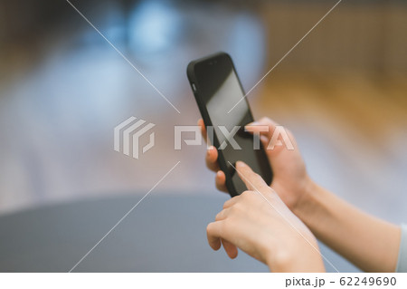 30代 女性 スマホいじり 手元 30代 女性 スマホいじり 手元 62249690