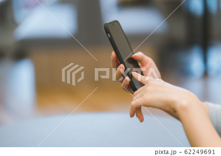 30代 女性 スマホいじり 手元 30代 女性 スマホいじり 手元 62249691
