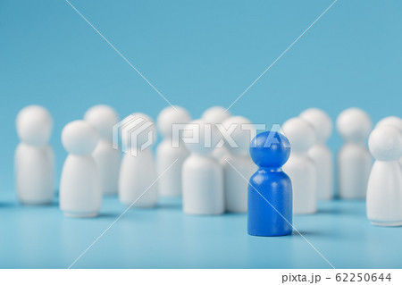 The leader of the blue color stands among the The leader of the blue color stands among the 62250644
