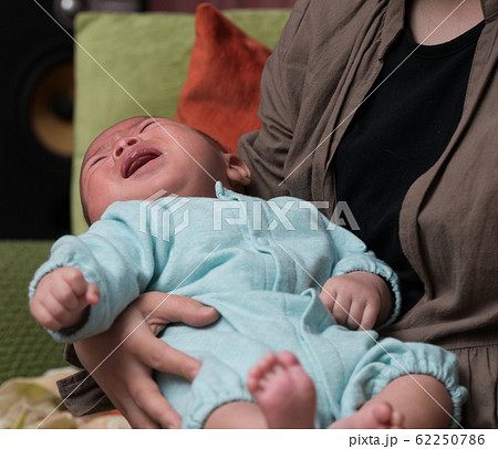 あかちゃん　泣く 62250786