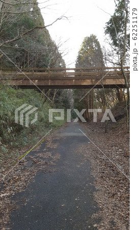 小道に架かる橋 小道に架かる橋 62251179