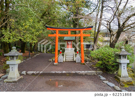The red torii with trees in Fujisan Hongu Sengen The red torii with trees in Fujisan Hongu Sengen 62251868