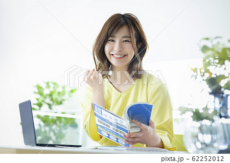 資格の勉強をする女性 資格の勉強をする女性 62252012