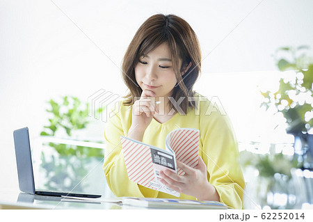 資格の勉強をする女性　 62252014