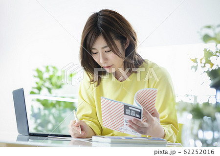 資格の勉強をする女性　 62252016
