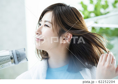 ドライヤーで髪を乾かす女性　 62252204