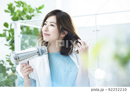 女性　ビューティー　ヘアケア　ヘア　タオル　風呂上がり 62252210