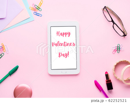 Happy valentines day on smartphone screen on pink Happy valentines day on smartphone screen on pink 62252521