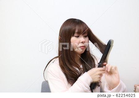 ヘアアイロンを使う女性 ヘアアイロンを使う女性 62254025
