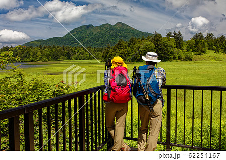 尾瀬沼から燧ヶ岳を見るハイカー 62254167