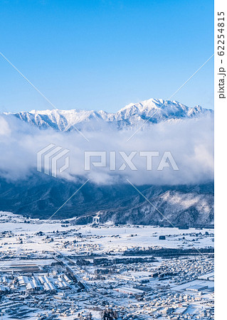 鷹狩山展望台からの眺め （冬の餓鬼岳と燕岳） 62254815