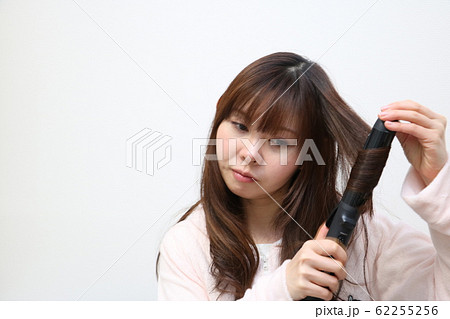 ヘアアイロンを使う女性 ヘアアイロンを使う女性 62255256