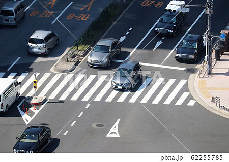 交差点の車道の斜俯瞰の交通写真素材イメージの写真素材