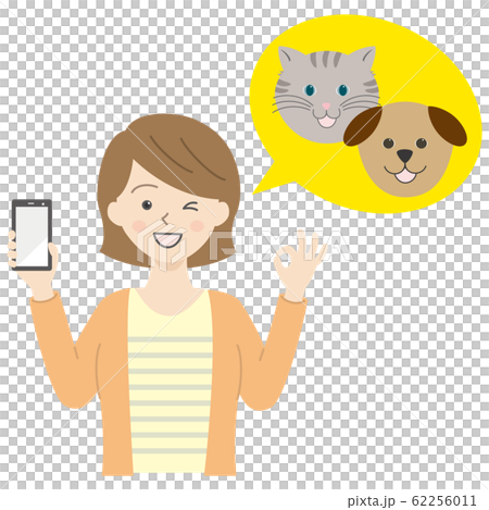 犬猫ペットとスマホを持っている女性 62256011