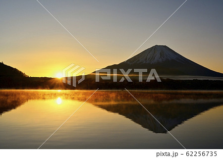 1月3日の霧立つ精進湖と逆さ富士に日の出の写真素材