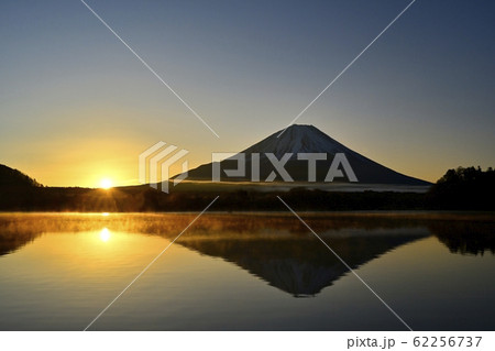 1月3日の霧立つ精進湖と逆さ富士に日の出 1月3日の霧立つ精進湖と逆さ富士に日の出 62256737