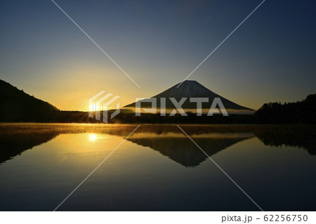 1月3日の霧立つ精進湖と逆さ富士に日の出 1月3日の霧立つ精進湖と逆さ富士に日の出 62256750