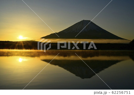 1月3日の霧立つ精進湖と逆さ富士に日の出 62256751