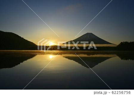 1月3日の霧立つ精進湖と逆さ富士に日の出 62256756