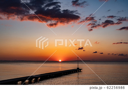 三重県千代崎海岸の朝日 62256986