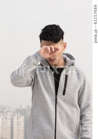 man has itchy eyes man has itchy eyes 62257689