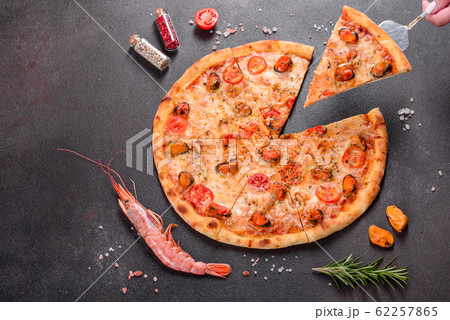 Tasty sliced pizza with seafood and tomato Tasty sliced pizza with seafood and tomato 62257865
