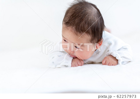 生後4ヵ月の赤ちゃん うつ伏せ 生後4ヵ月の赤ちゃん うつ伏せ 62257973