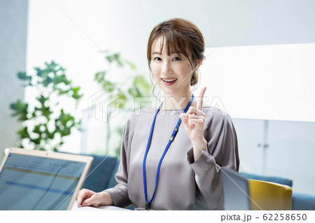 ビジネス　仕事　女性　会議 62258650