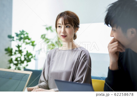 ビジネス　仕事　女性　会議 62258678