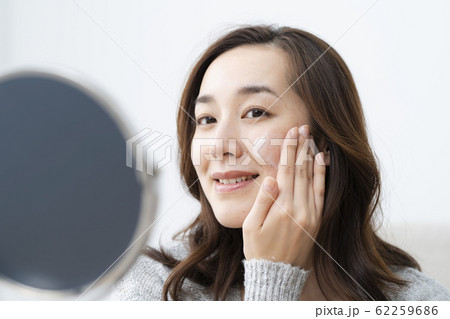 化粧水で保湿する女性 62259686