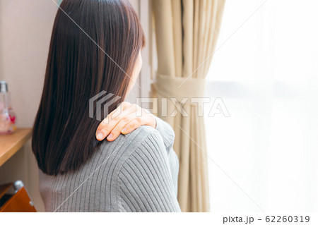 肩こりに悩む女性 肩こりに悩む女性 62260319