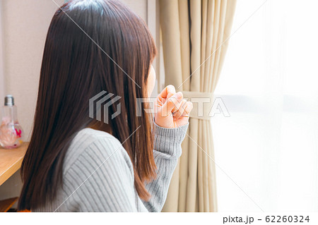 咳をする女性　様々な疾病 62260324