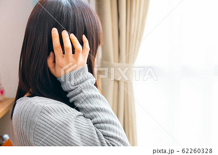 耳を抑える女性 騒音や様々な疾患 耳を抑える女性 騒音や様々な疾患 62260328