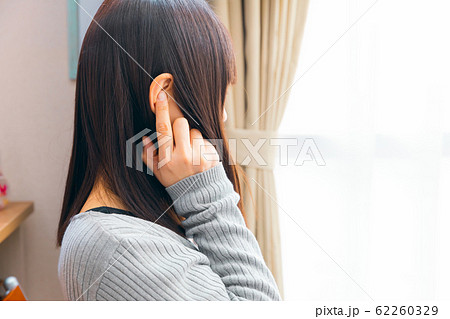 耳を抑える女性　騒音や様々な疾患 62260329