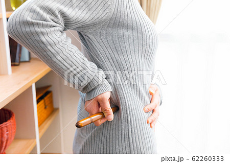 ツボ押しする女性 腰回り 帯脈 ツボ押しする女性 腰回り 帯脈 62260333