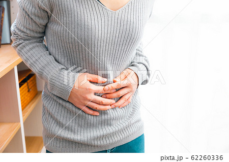 腹痛の女性　病気やストレスなど様々な症状 62260336