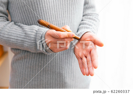 ツボ押し棒を使用する女性 様々な手のツボ ツボ押し棒を使用する女性 様々な手のツボ 62260337