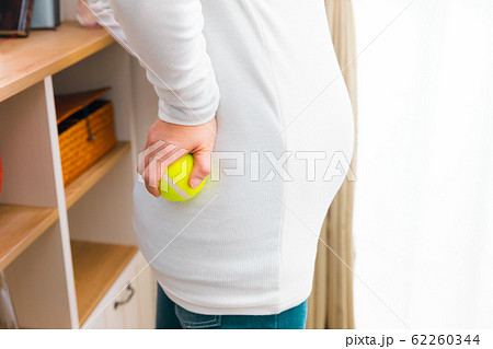 腰痛の妊婦 テニスボールの写真素材