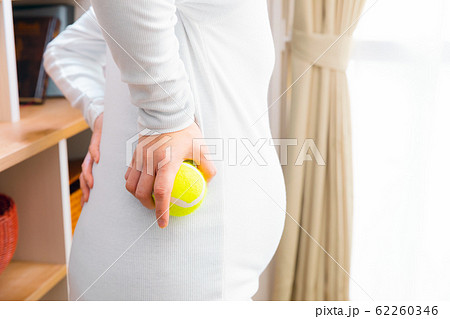 腰痛の妊婦 テニスボールの写真素材