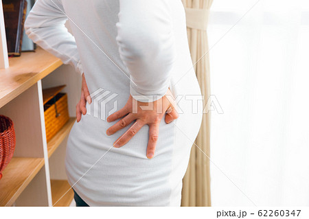 腰痛の妊婦 腰を抑えるの写真素材 腰痛の妊婦 腰を抑えるの写真素材
