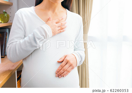 つわりの妊婦　吐きつわり　食べつわり　においつわり 62260353