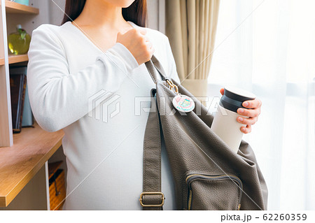 水筒をリュックに入れる妊婦　水分補給　涎つわり対策 62260359