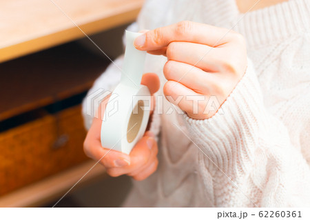 ビニールテープを使用する女性 白 ビニールテープを使用する女性 白 62260361