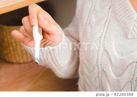 体温計を持つ女性　腋窩体温計　自己管理　子供の体調 62260366