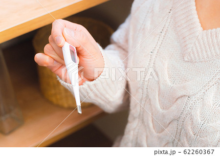体温計を持つ女性 婦人科体温計 基礎体温 体温計を持つ女性 婦人科体温計 基礎体温 62260367