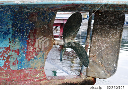 古い漁船の船底　スクリュー　梶 62260595