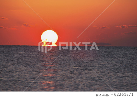 だるま太陽と蜃気楼により空中に浮かぶ島 62261571